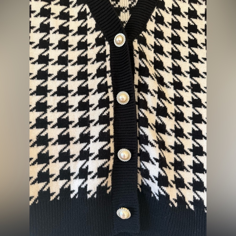Black and White Houndstooth Sweater - Picture 3 of 4